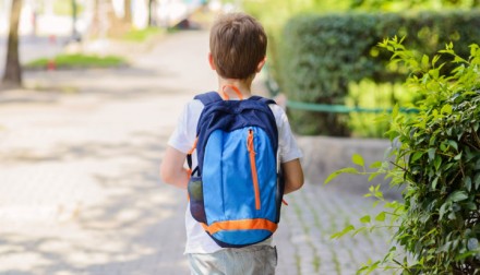 Partono per le vacanze ma dimenticano il figlio di 7 anni sotto casa